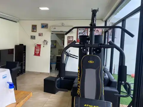 SE VENDE: AMERI 3875. HERMOSA CASA 3 DORMITORIOS.