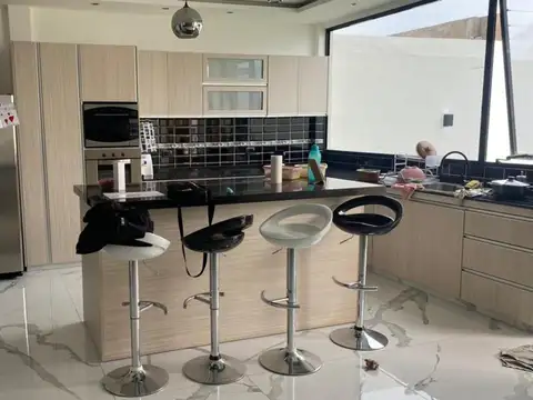Casa 4 ambientes con 4 baños
