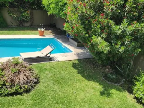 Venta de elegante casa de 5 ambientes en Ituzaingó Norte
