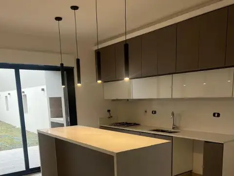 Triplex a estrenar olivos, cochera x2, jardin 3 dormis  play