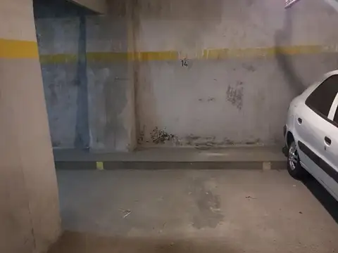 Venta de cochera cubierta en Flores