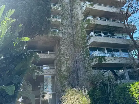 Casa en  venta a metros del Parque Alem