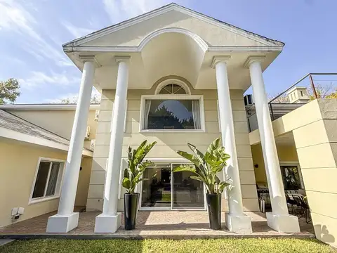 Excelente casa en venta en San Jorge Village. Muy buena ubicación central