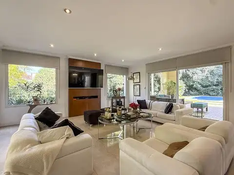Casa 8 ambientes con 4 baños
