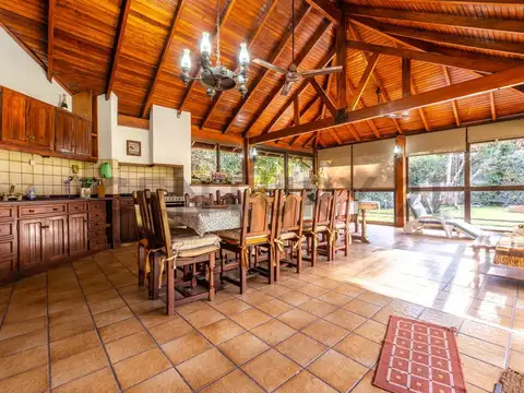 VENTA CASA CHALET 4 AMBIENTES CASTELAR NORTE QUINCHO PISCINA JARDIN LOTE 1550