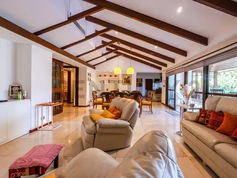 Casa en Venta con 4 cocheras