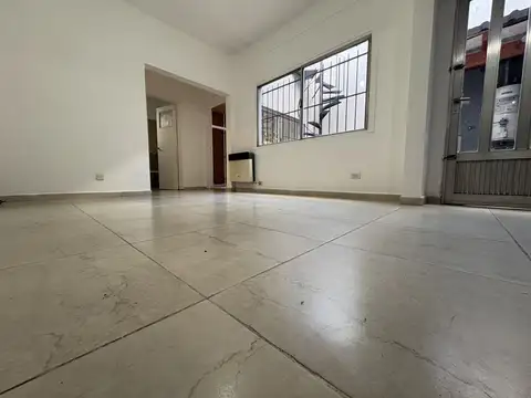 Depto Tipo Casa en Alquiler en Lanus Este, $ 690.000