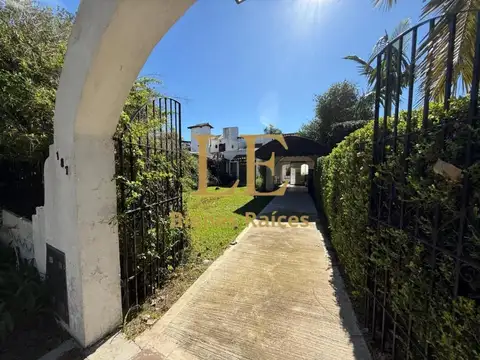 Casa en Venta con 4 cocheras