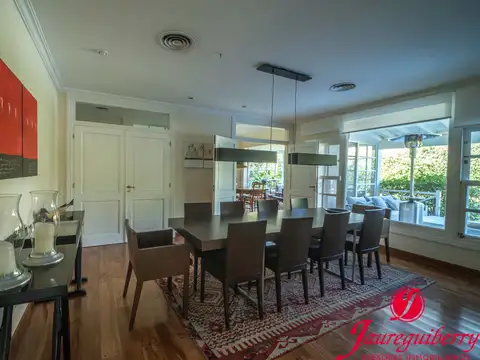 Casa en Alquiler con 2 cocheras