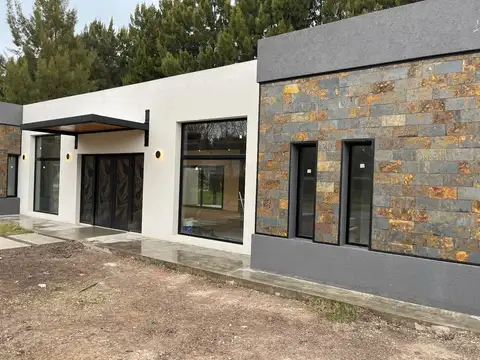 Casa tres dormitorios barrio cerrado Miralagon Brandsen La Plata