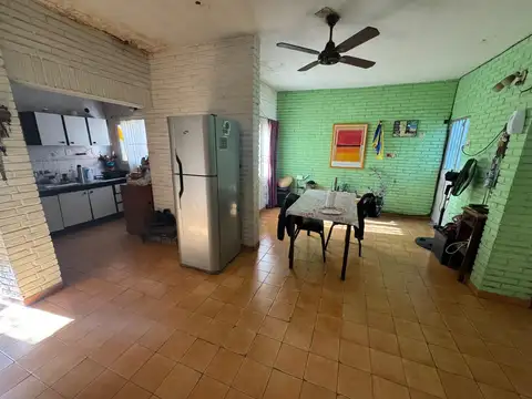Casa de 3 dormitorios con cochera a reciclar, barrio Azcuenaga.-