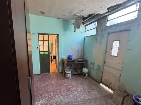 Casa 6 ambientes con 2 baños
