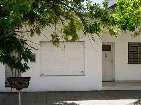 CASA EN VENTA 4 AMB CON FONDO LIBRE ESCOBAR CENTRO