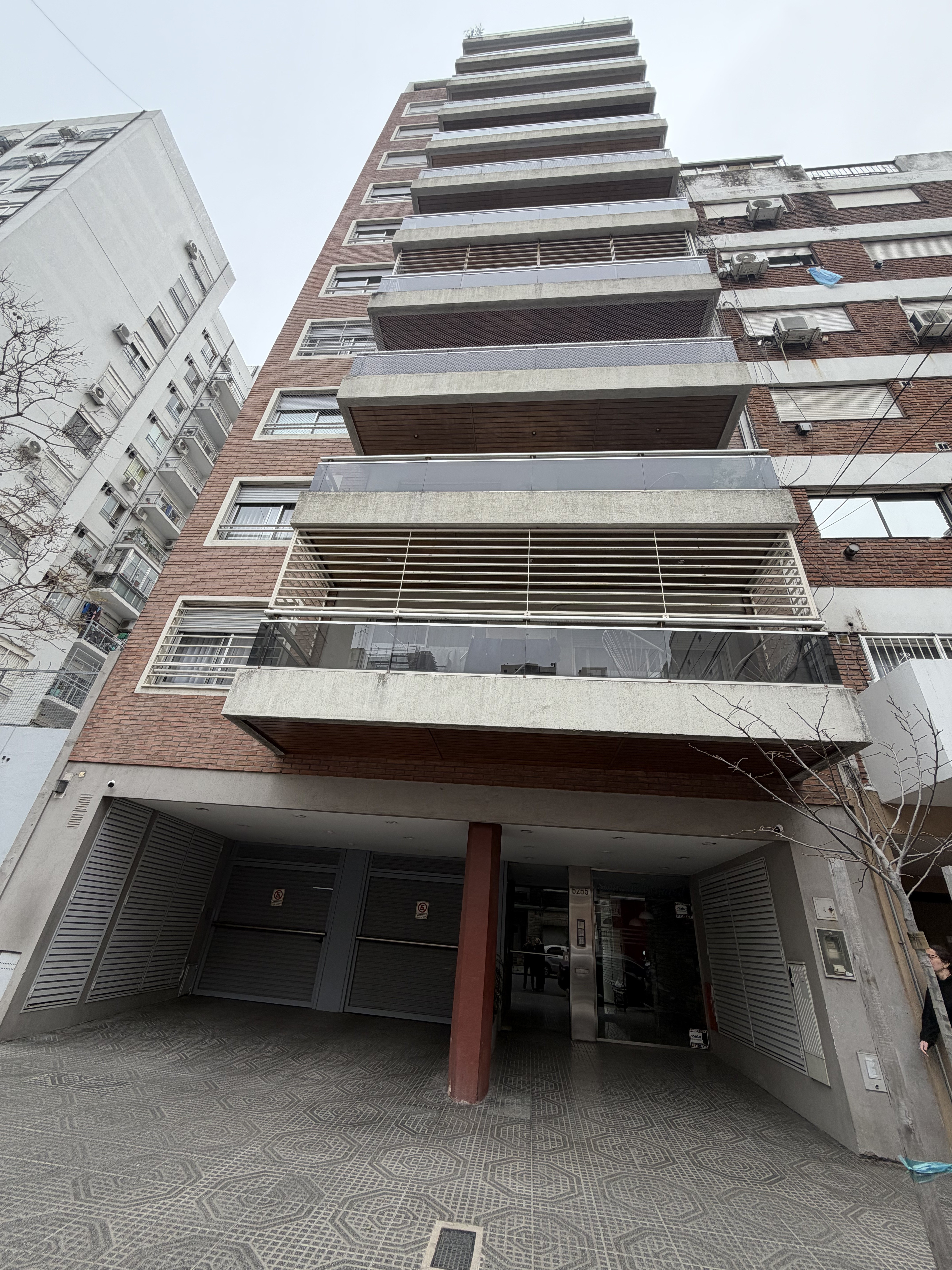 EXCELENTE TRIPLEX EN SEMIPISO PALIER PRIVADO 4 AMBIENTES CON BALCON TERRAZA COCHERA DOBLE Y BAULERA