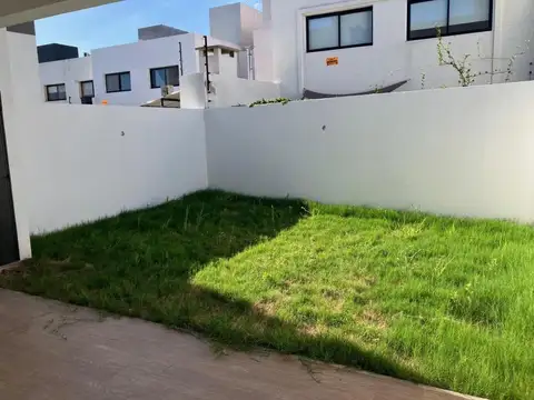 Casa en Alquiler con 2 cocheras