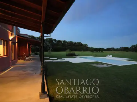 Lindísima casa en Venta de 600m2 construidos en el Argentino Farm Club de Luján 100