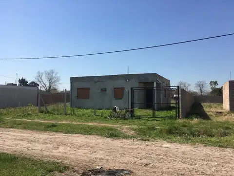 VENTA DE LOTE EN GLEW CON CASA A TERMINAR