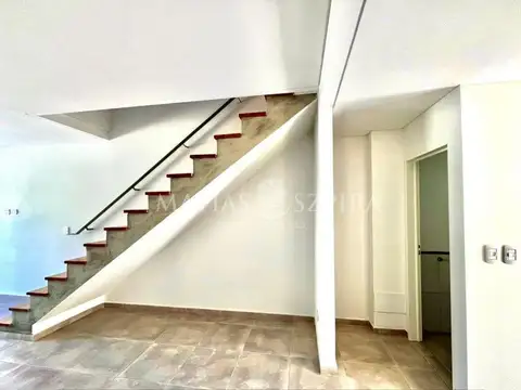 DUPLEX 3 AMBIENTES CON JARDIN Y COCHERA