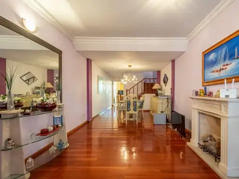 Casa en Venta con 2 cocheras
