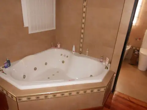 Casa en Venta con 8 cocheras