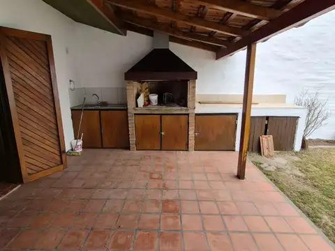 Dúplex en Alquiler  2 Dormitorios  Patio con Asador   Cochera  B Granja de Funes