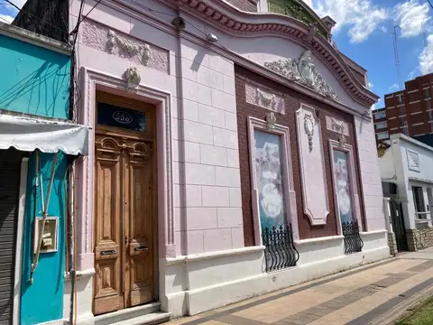 Casa 8 ambientes con 2 baños