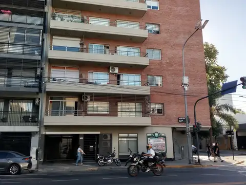 Departamento de un amplio ambiente en alquiler en Flores