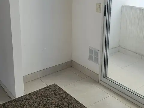 Departamento de un amplio ambiente en alquiler en Flores