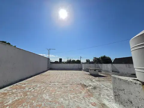 Casa de 4 amb. con Patio, Jardín, Galpón y Terraza.