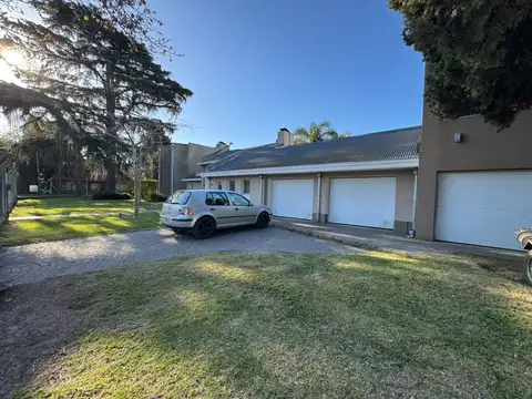 Casa en Venta con 3 cocheras