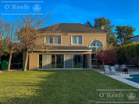 Casa en Venta de cuatro ambientes con piscina y galeria cerrada en Abril Club de Campo