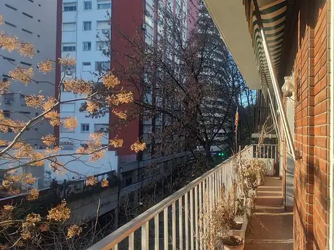VENTA | SEMIPISO DE 4 AMBIENTES CON DEPENDENCIA Y BALCÓN EN PALERMO – 150 M² TOTALES APTO CRÉDITO