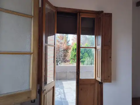 Casa en Alquiler con 3 cocheras