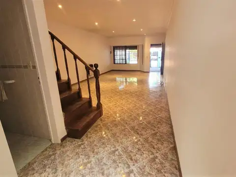 Depto Tipo Casa en Alquiler de 4 ambientes