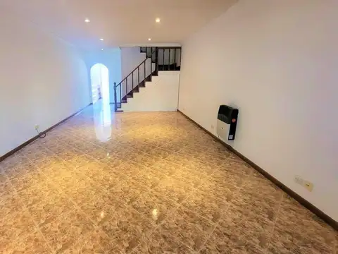 Depto Tipo Casa en Alquiler con 1 cocheras