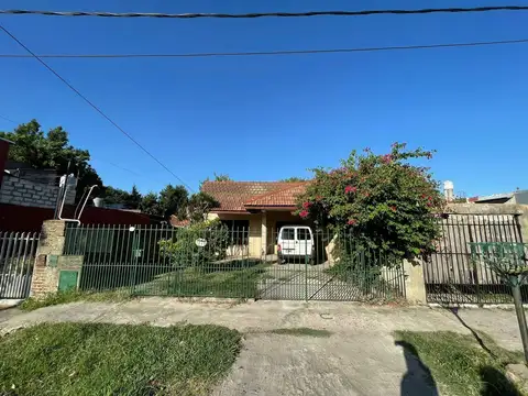 VENTA Casa 3 ambientes con Gran terraza y Jardin