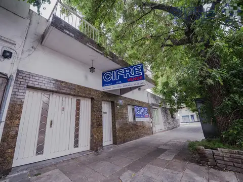 Casa de 6 ambientes en 2 plantas con 3 baños sobre lote propio de 8,66x20 con Garaje Patio Terraza