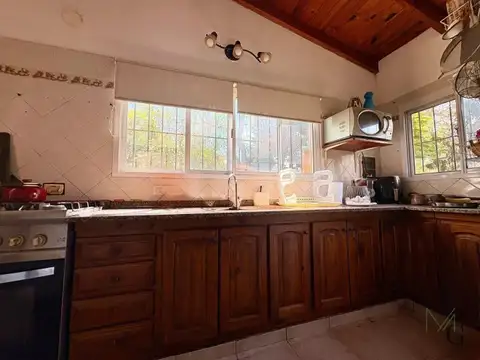 Impecable casa en venta Barrio Jularó. 1500mt de parque. 3 dormitorios. Piscina.