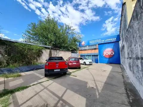 GALPON CON DARSENA DE ESTACIONAMIENTO DOS OFICINA