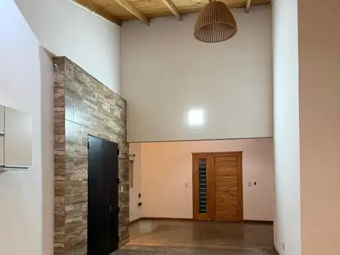Casa en Alquiler con 2 cocheras