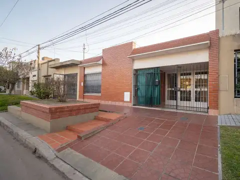 PROPIEDAD CON DPTO EN GUADALUPE ESTE.