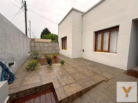 Casa de 3 Dormitorios 2 Baños, cochera pasante, jardín y pileta - Tandil semicentro