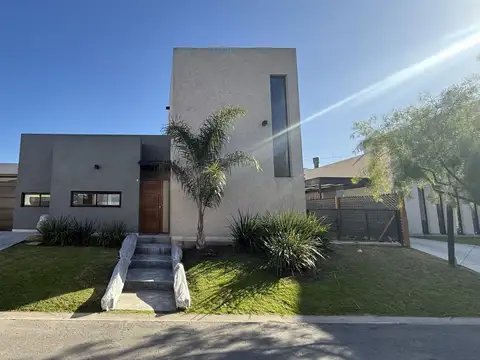CASA EN VENTA EN SPRING PARK - PILAR