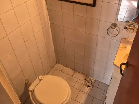 ¡OPORTUNIDAD ÚNICA! AMPLIA PROPIEDAD CON PILETA Y GRAN ESPACIO VERDE EN VILLA LUZURIAGA ZONA DE...