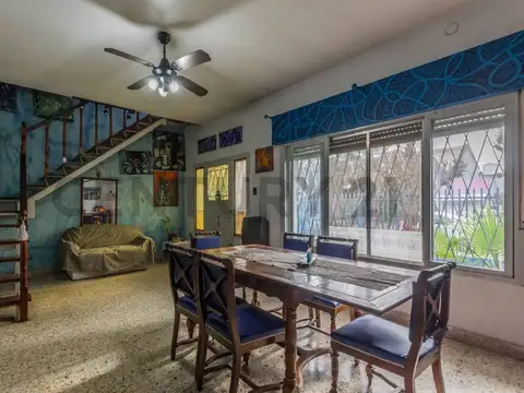 VENTA CASA 5 AMB LOTE AMPLIO, CON DEPTO DOS AMBIENTES EN EL FONDO Y POSIBILIDAD
