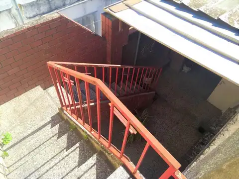 Casa 8 ambientes con 2 baños