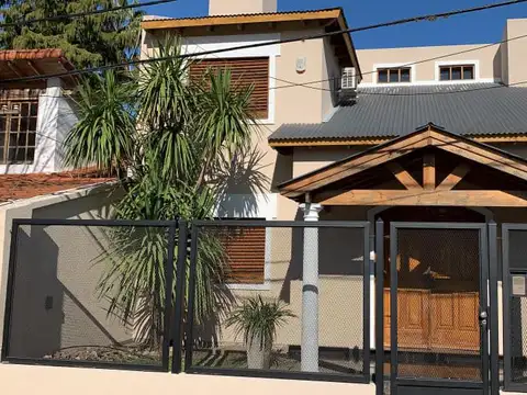 Casa en venta - 4 dormitorios  4 baños - Pileta - 658 m2 - City Bell