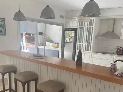Casa 4 ambientes con 2 baños