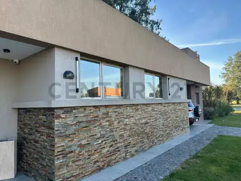 Casa a la venta de 2 Dormitorios,  parque y pileta en Área 60 amoblada