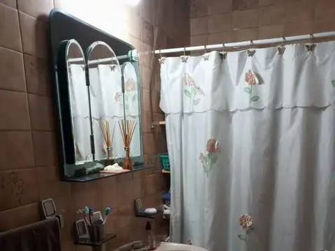 VENTA- CASA 4 AMB- 2 LOCALES- TALLER - LOAMS DEL MIRADOR